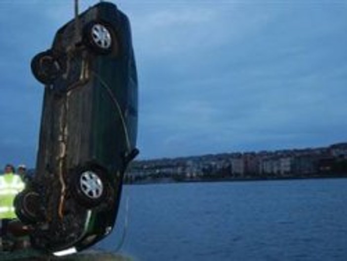 Feribottan inen otomobil denize düştü: 4 ölü