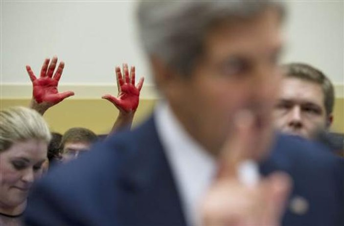 Kerry'ye canlı yayında savaş karşıtı protesto - izle