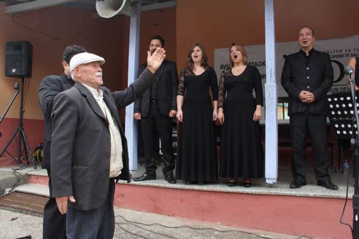 Samsun'da 78'lik dede opera konseri yönetti - izle