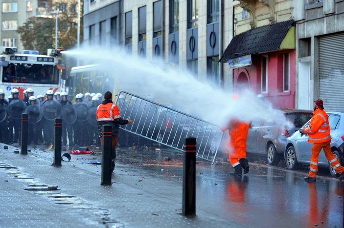 Brüksel'de eylemcilere dev TOMA'larla müdahale