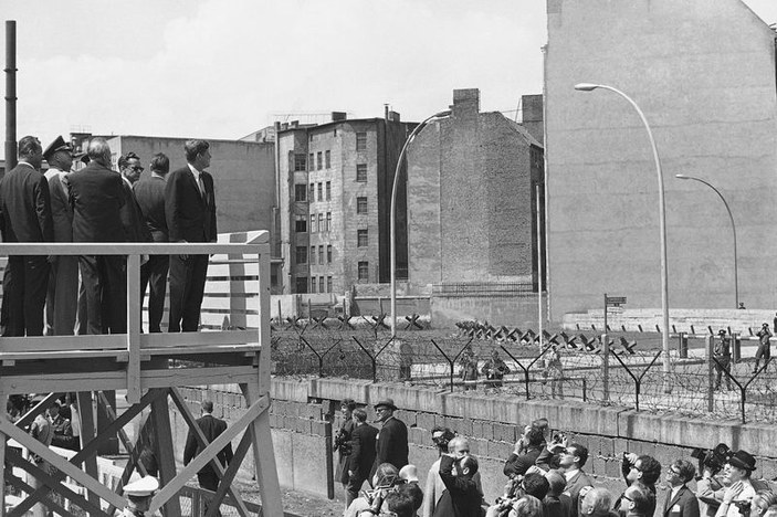 Berlin Duvarı’nın yıkılışının yıl dönümü kutlandı