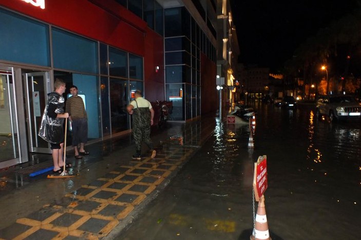Marmaris'te sağanak yağış su baskınına neden oldu