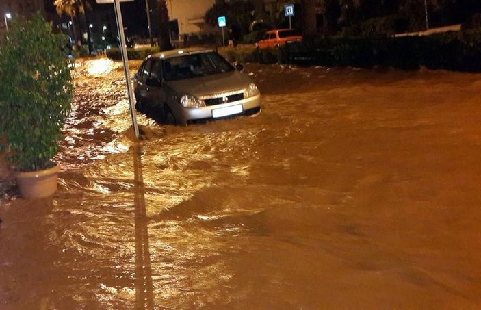 Marmaris'te sağanak yağış su baskınına neden oldu