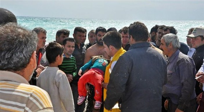 Antalya'da dev dalgalar 2 yaşındaki bebeği yuttu