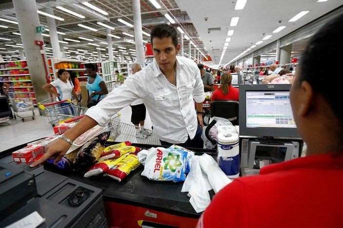 Venezuela'da market alışverişinde parmak izi verilecek