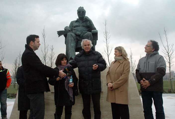 Tarık Akan Yaşar Kemal'in heykeline gitti