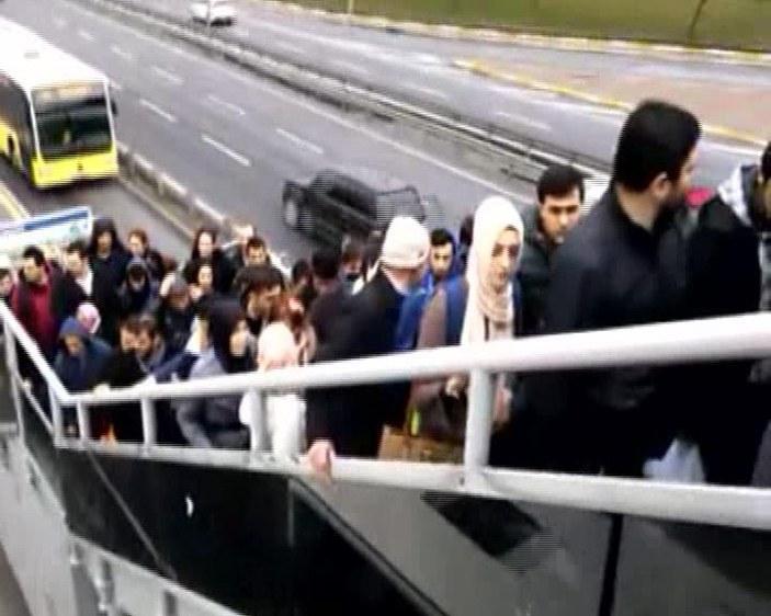 Sefaköy metrobüs durağında yaya trafiği