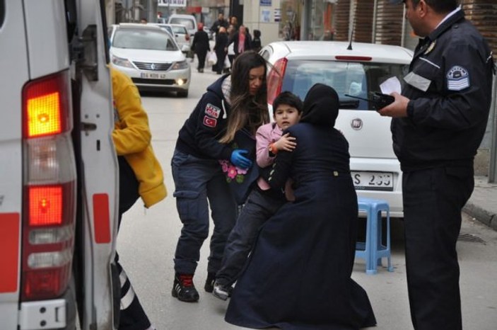 Bursa'da sağlık görevlisi yaralı çocukla birlikte ağladı