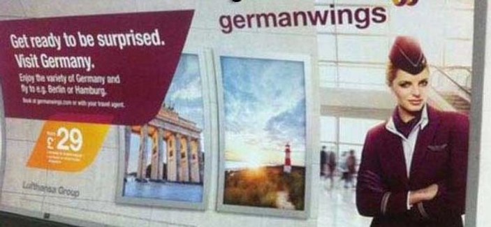 Uçak faciasından sonra reklam afişleri değişti
