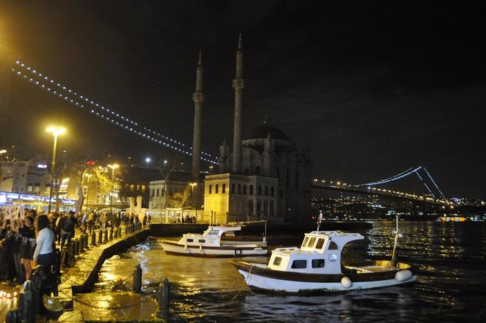 Ortaköy Camisi Dünya Saati etkinliği için ışıklarını kapattı