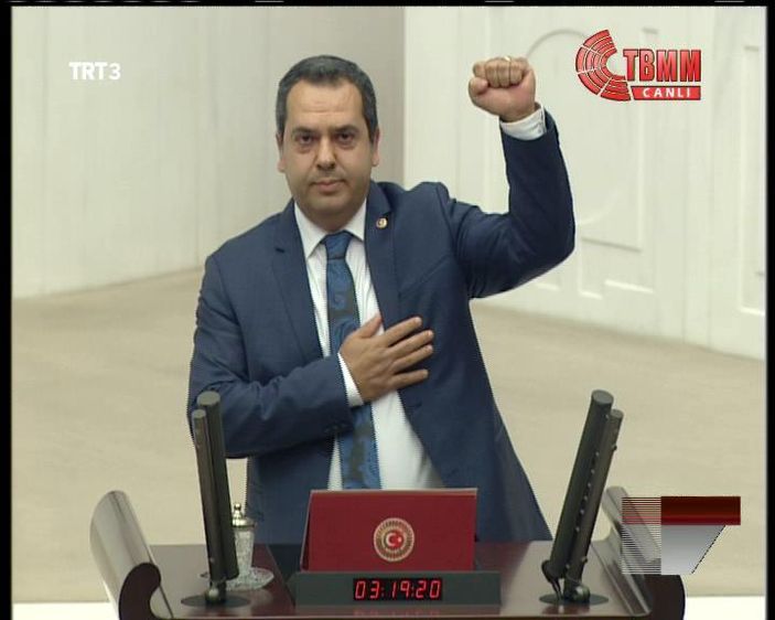 Grup Yorum'un eski solisti CHP'li Hilmi Yarayıcı yemin etti En Son Haber