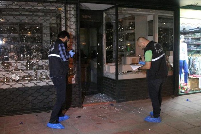 Beşiktaş'ta yüzleri maskeli 5 kişi kuyumcu dükkanı soydu
