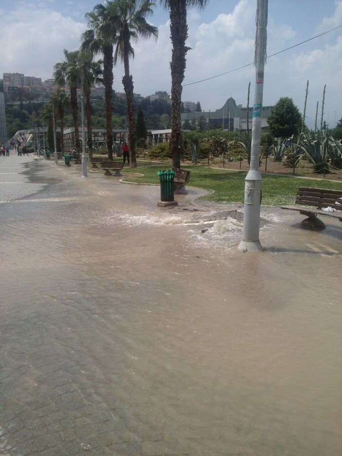 İzmir Konak'ta kanalizasyon borusu patladı