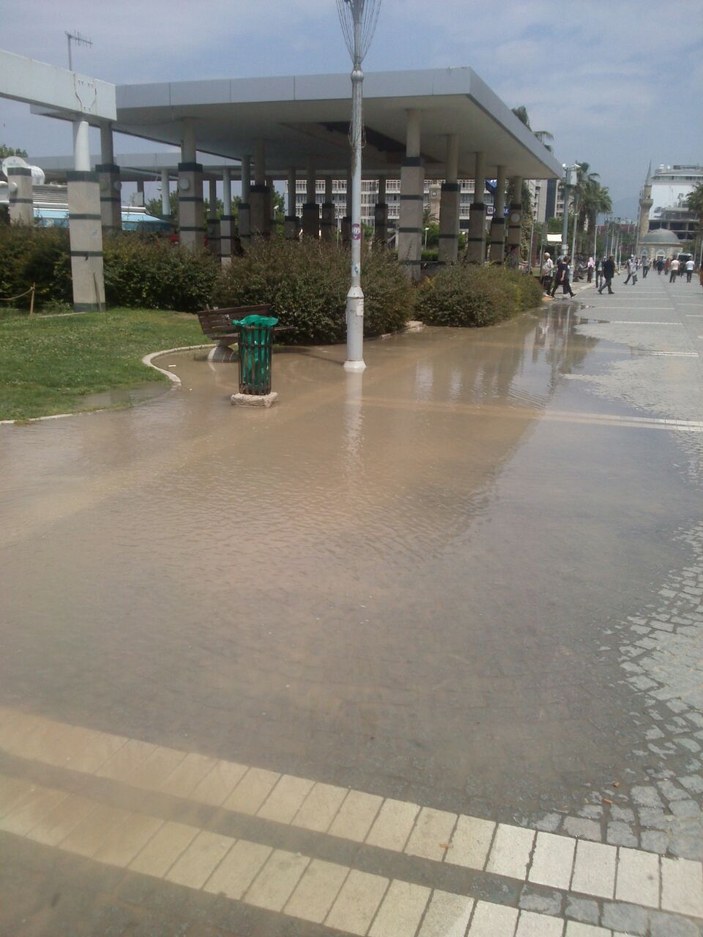 İzmir Konak'ta kanalizasyon borusu patladı