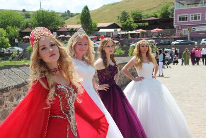 Rus mankenler Diyarbakır surlarını gezip, halay çekti