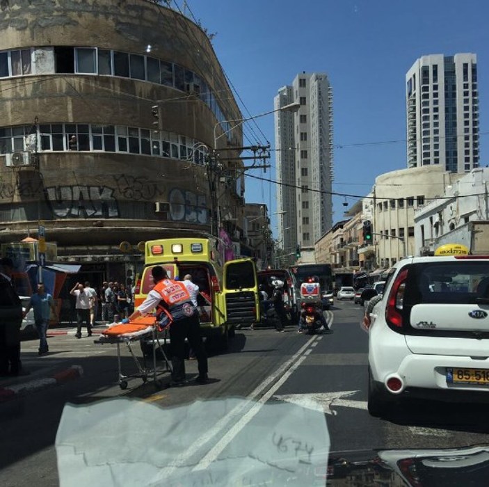 Tel Aviv'de bir araç yayaların arasına daldı