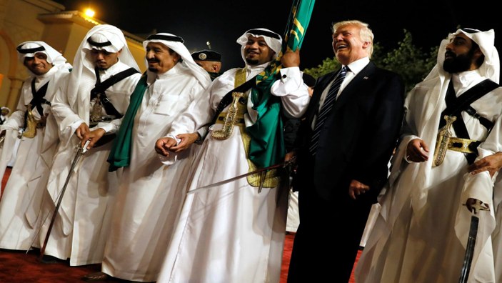 Suudi Kral, Trump'a kaplan kürkünden kaftan hediye etti