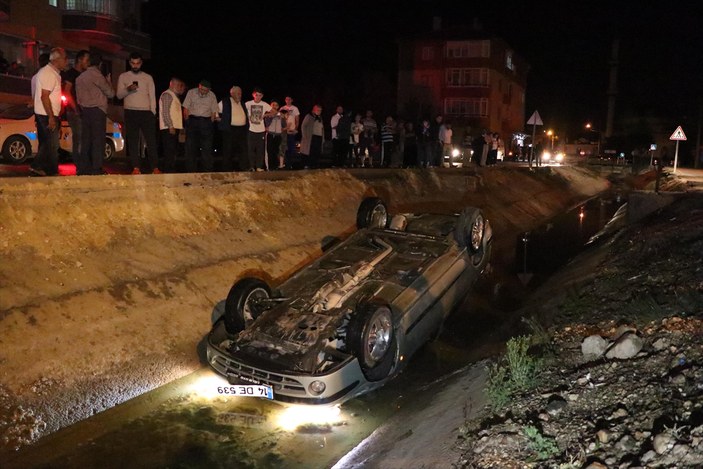 Bolu'da otomobil su kanalına devrildi