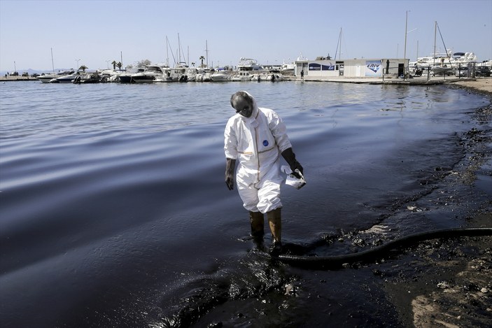 Atina sahilleri petrolle kaplandı