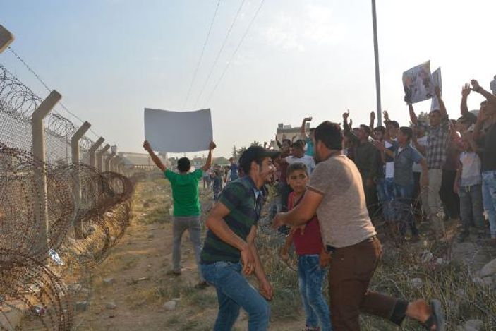 Suriyeliler, sınırda PKK'yı protesto etti