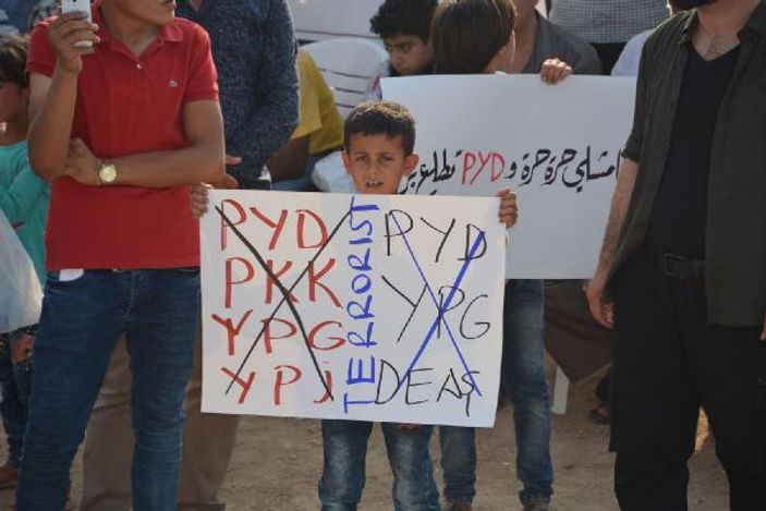 Suriyeliler, sınırda PKK'yı protesto etti