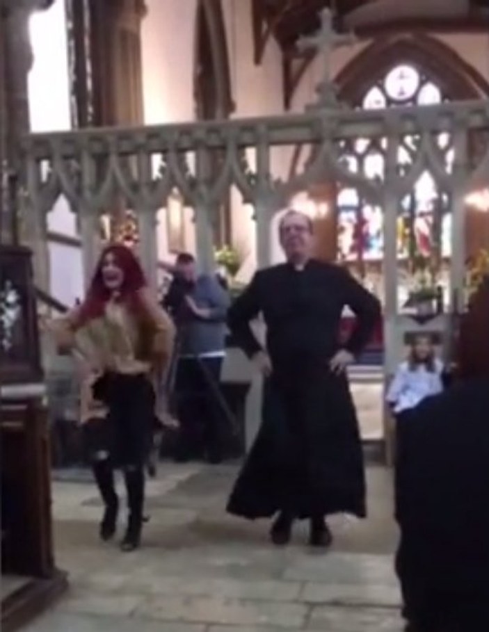Papaz vaaz öncesi dans etti