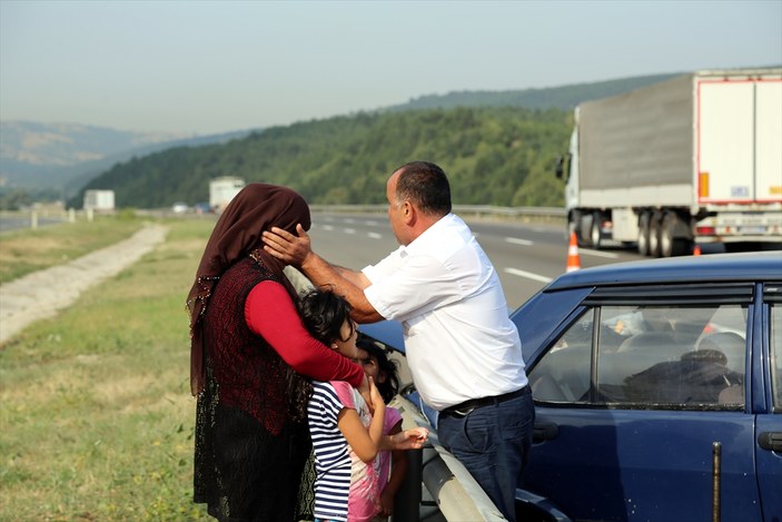 Kaza yapan sürücü eşini ve çocuklarını teselli etti