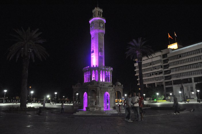 İzmir Saat Kulesi mor ışıkla aydınlatıldı