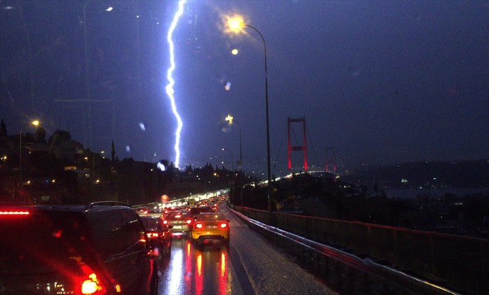 İstanbul'da sağanak yağış gece boyunca etkili oldu