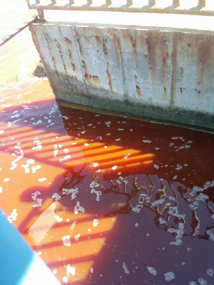 Arıtma tesisindeki çatlak denizi kırmızıya boyadı