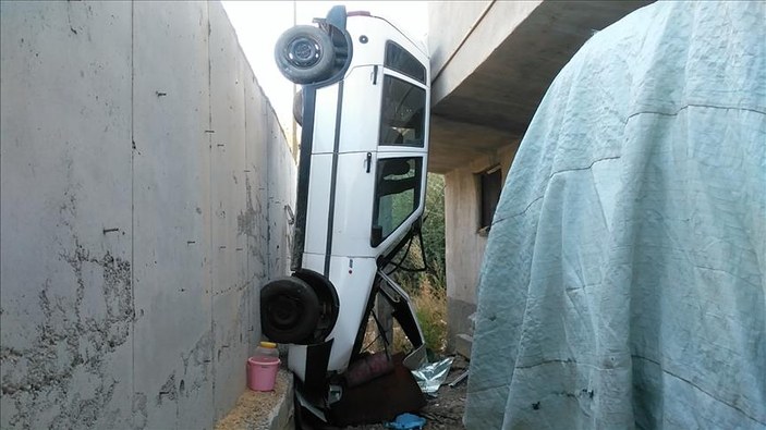 Konya'da otomobil evin bahçesine düştü
