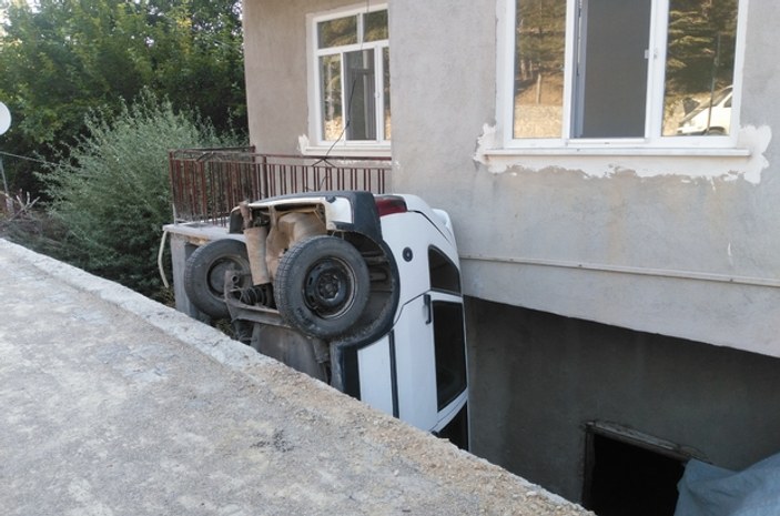 Konya'da otomobil evin bahçesine düştü