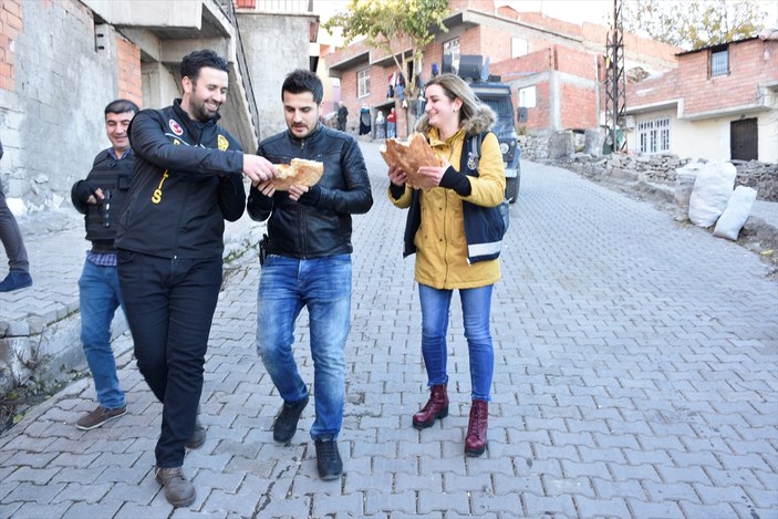 Diyarbakır'da görevdeki polislere ekmek ikramı
