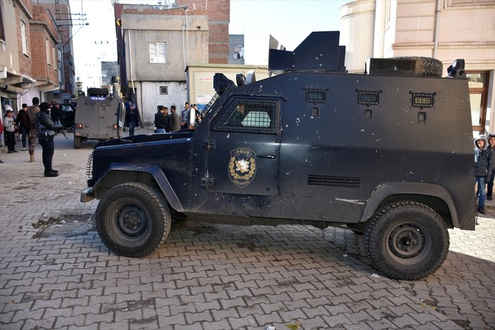 Diyarbakır'da görevdeki polislere ekmek ikramı