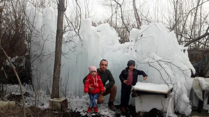 Sivas'ta borudan fışkıran su buz tuttu