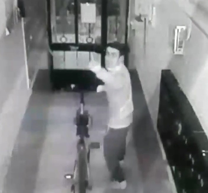 Güvenlik kamerasına el sallayan hırsız yakalandı