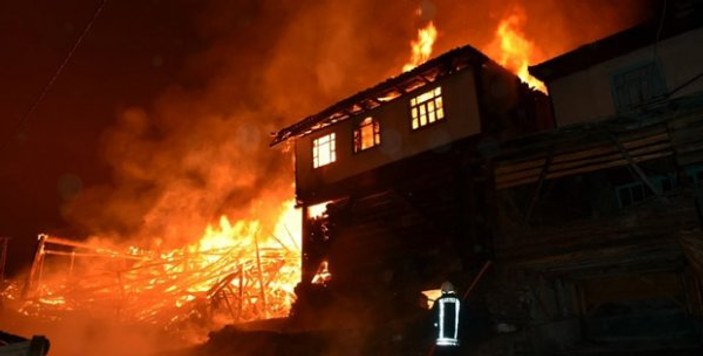 Kastamonu'da 8 ev yandı, 1 kişi hayatını kaybetti