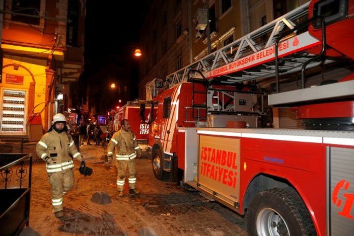Beyoğlu'nda yangın: 6 kişi yaralandı
