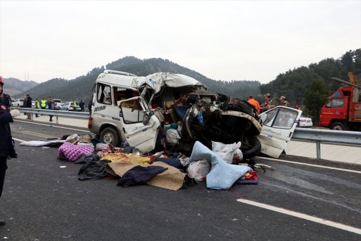 Kahramanmaraş'ta minibüs, kamyona çarptı: 9 ölü