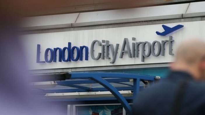 Londra'da havalimanında bomba paniği