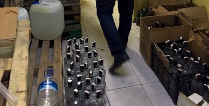 İzmir ve Antalya'da 479 bin 803 şişe sahte içki yakalandı
