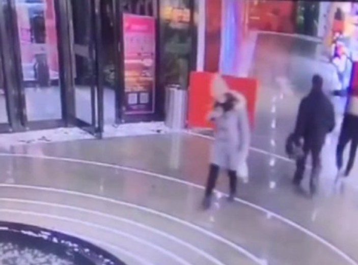 Çin'de telefonuna bakarak yürüyen kadın havuza düştü
