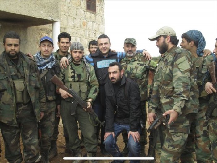 AFP'nin Afrin muhabirinin rejim askerleriyle zafer pozu