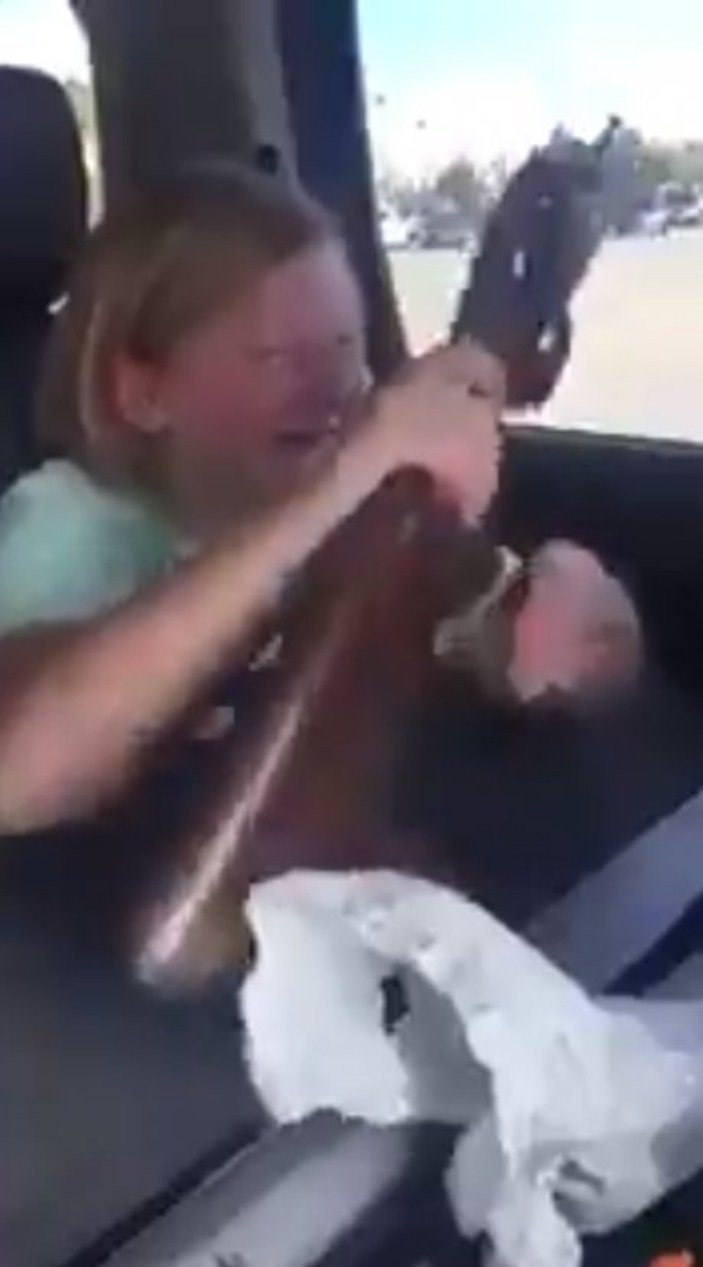Silah için ağlayan küçük kız
