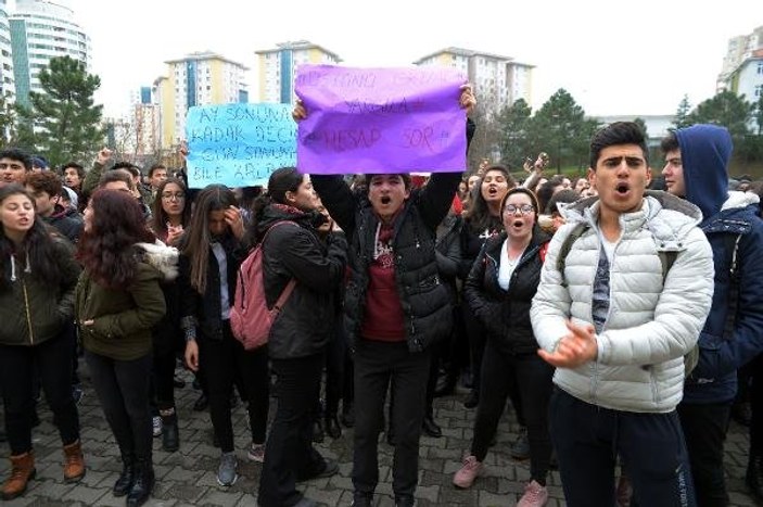 Liselilerden okul önünde taciz protestosu