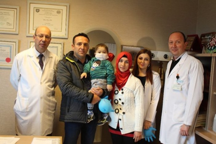 İzmir'de 3 yaşındaki çocuk babasının karaciğeri ile kurtuldu