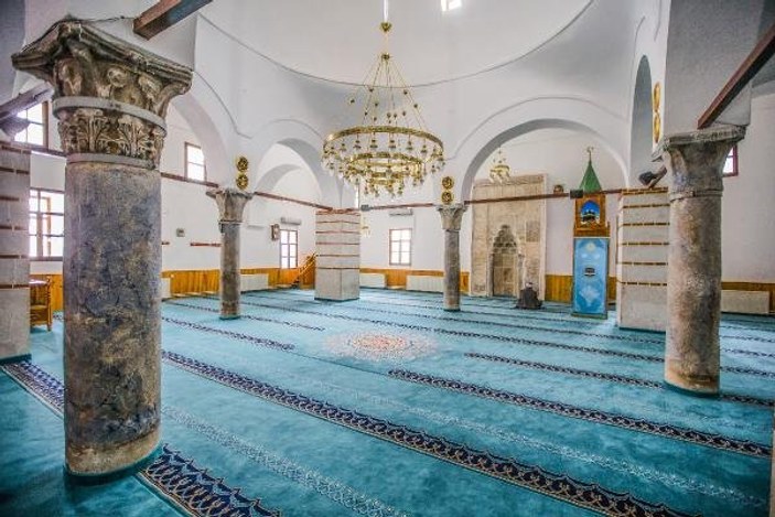 900 yıllık Garipler Camii tarihe meydan okuyor
