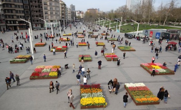 İBB, Taksim Meydanı'nı lalelerle süsledi