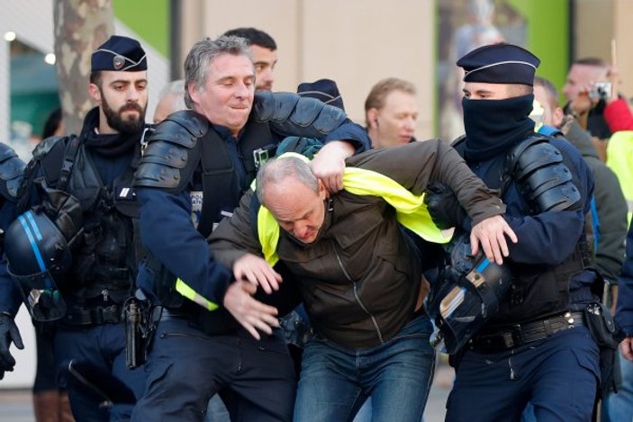 Fransız polisi göstericilere şiddet uyguluyor