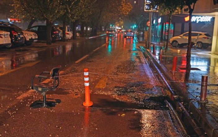 İzmir'de yola sandalyeli güvenlik şeridi